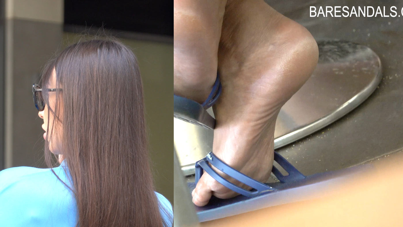 13176 – Brunette shows soles in blue flip-flops – Candid video update