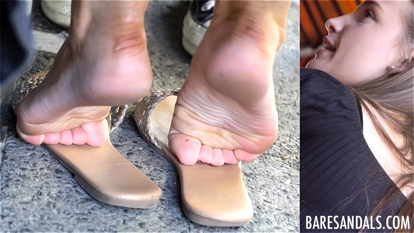 A girl’s wrinkled soles slip out of her sandals and show off – Video update 13242
