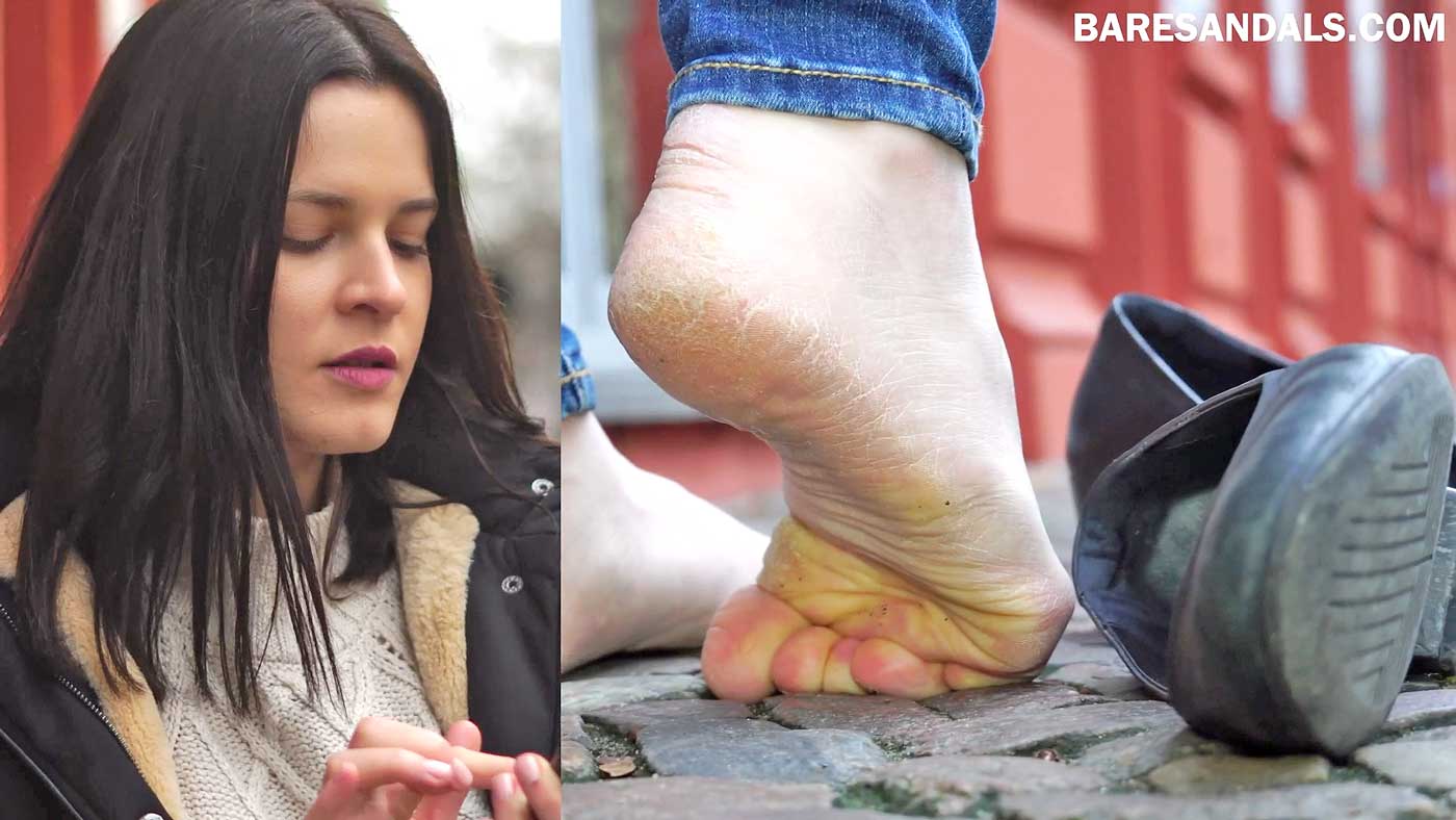 With dry and cracked skin on her feet, Adriana slips off her shoes – Video update 13160 HD